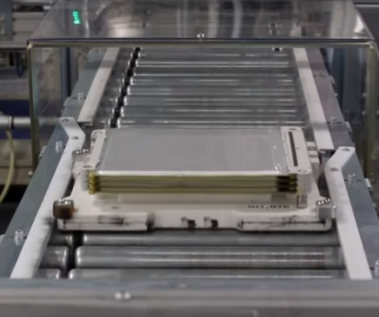 Battery module being formed by battery cells being stacked on top of each other in a frame.