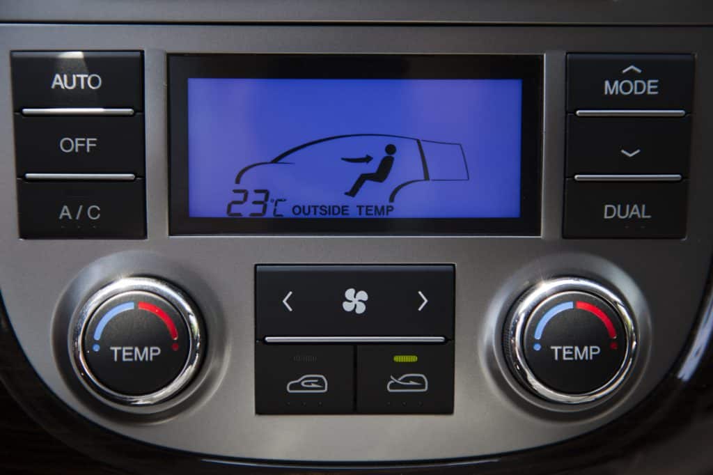 Air conditioning and heating panel in a car